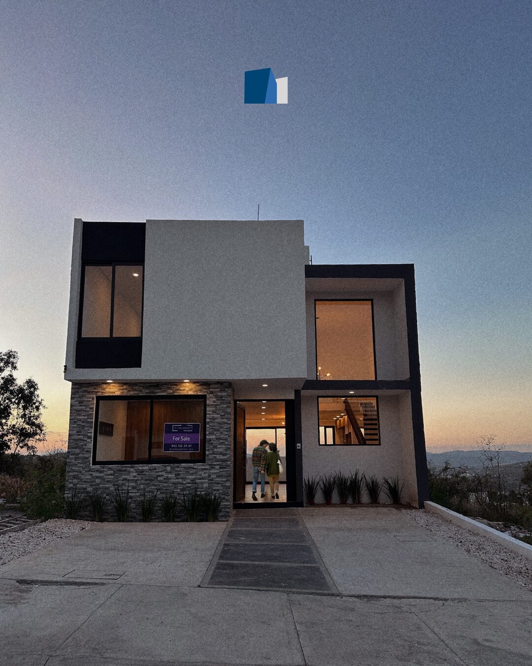 Fachada principal de Casa Alba al atardecer · residencia moderna construida por Mircon Constructora en Morelia