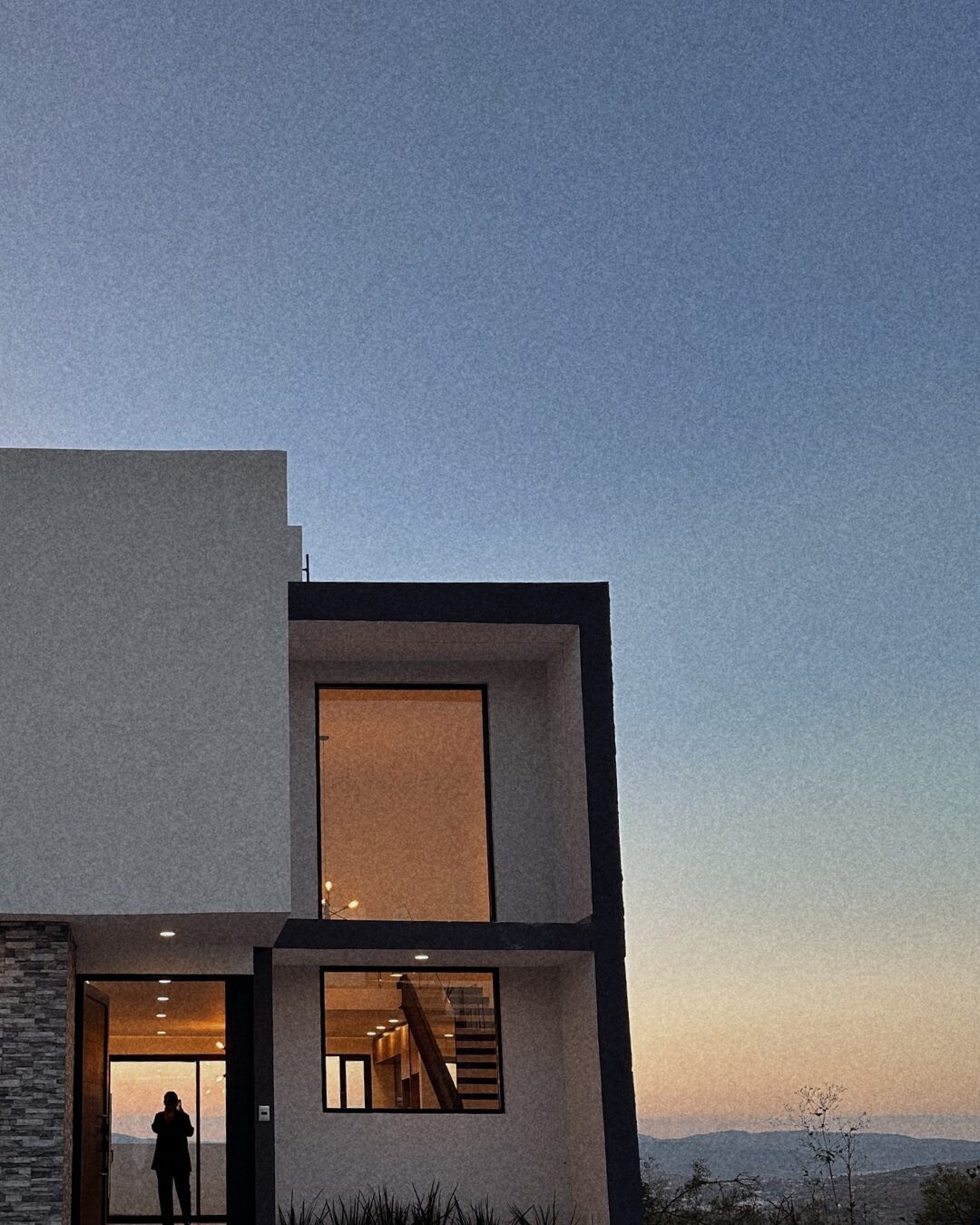 Fachada de Casa Alba iluminada al anochecer · obra terminada por Mircon Constructora en Morelia, Michoacán