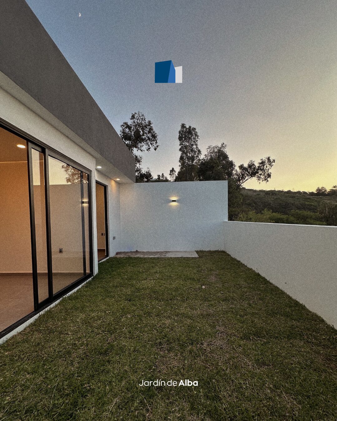 Jardín privado de Casa Alba con acceso directo desde la sala · Mircon Constructora, Morelia