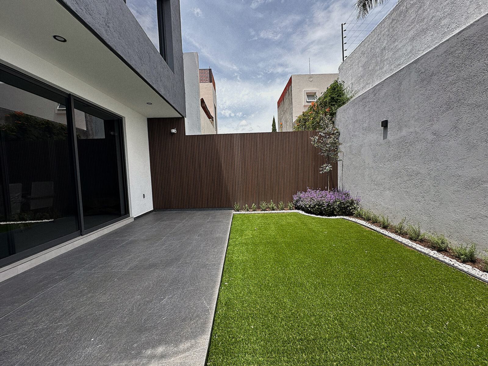Terraza exterior y jardín trasero · Casa Britania por Mircon Constructora en Morelia