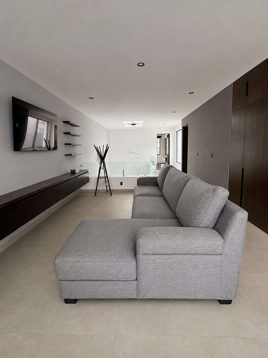 Sala de TV con acabados minimalistas · Casa Britania por Mircon en Morelia