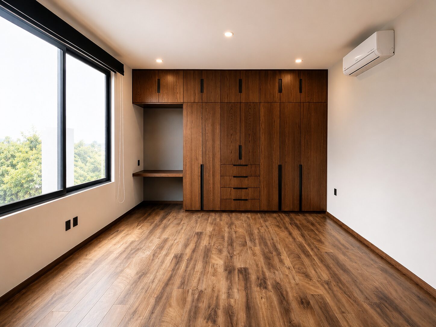Recámara secundaria con clóset de madera y escritorio integrado · Casa Britania, Morelia