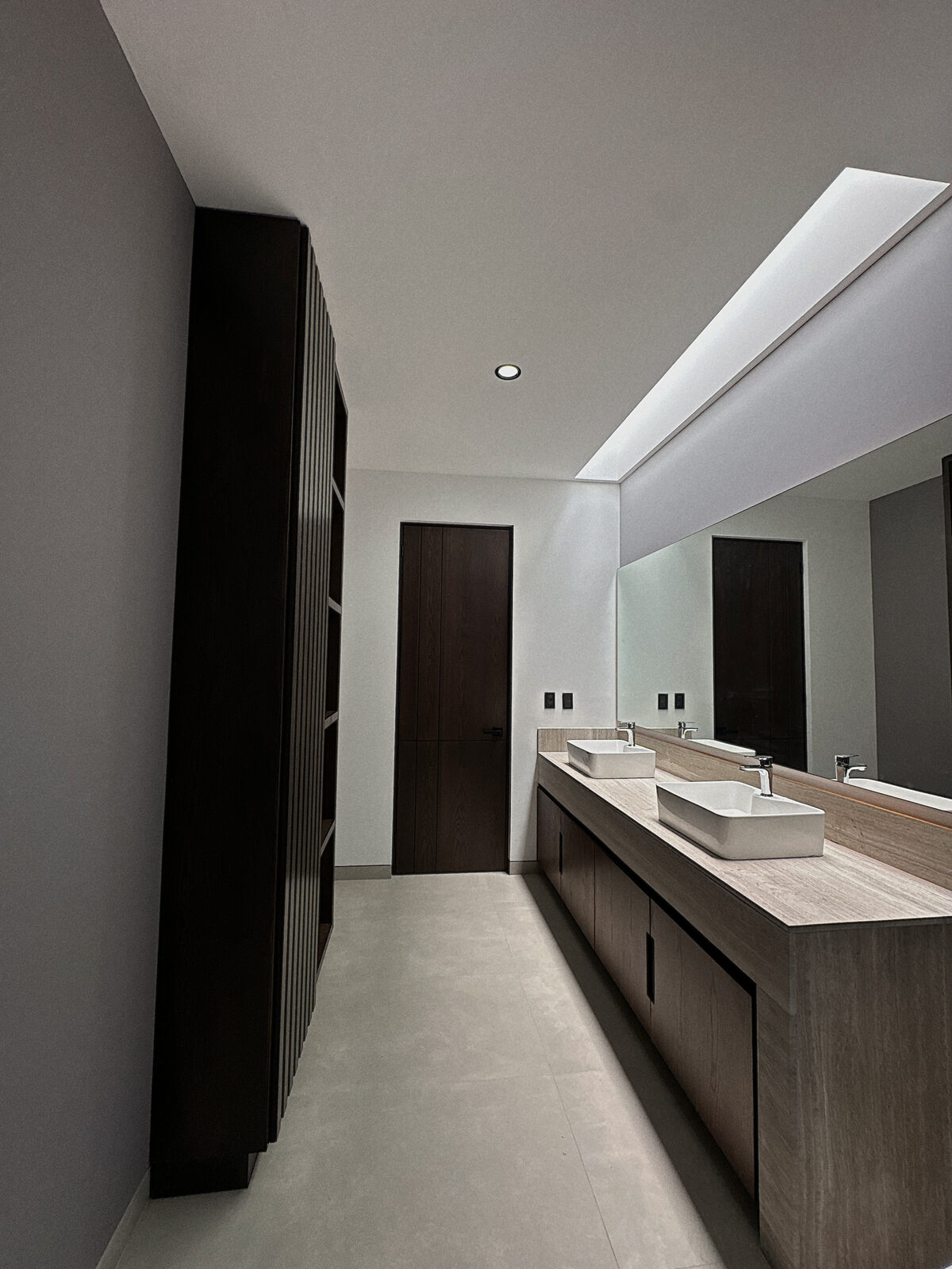 Baño principal con doble lavabo y tragaluz · Casa Britania por Mircon Constructora