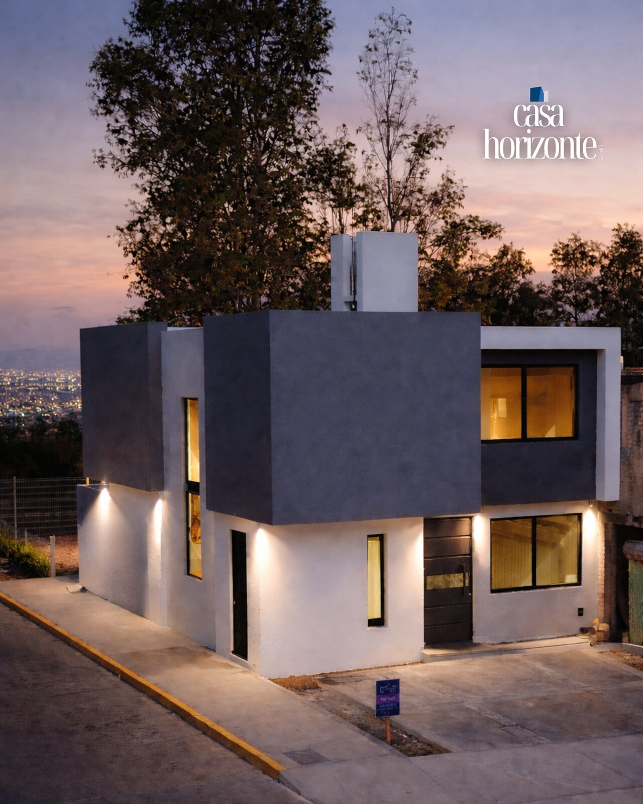 Fachada nocturna iluminada con vista a la ciudad · Casa Horizonte por Mircon Constructora en Morelia