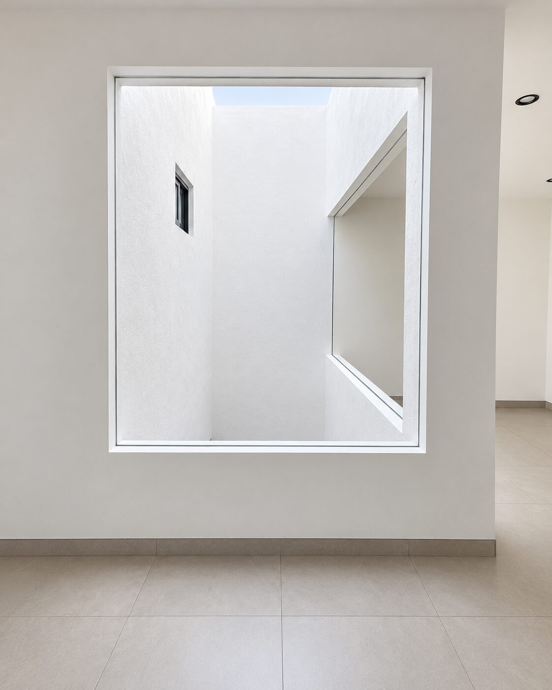 Patio de luz con ventana fija e iluminación natural · Casa Magna por Mircon Constructora