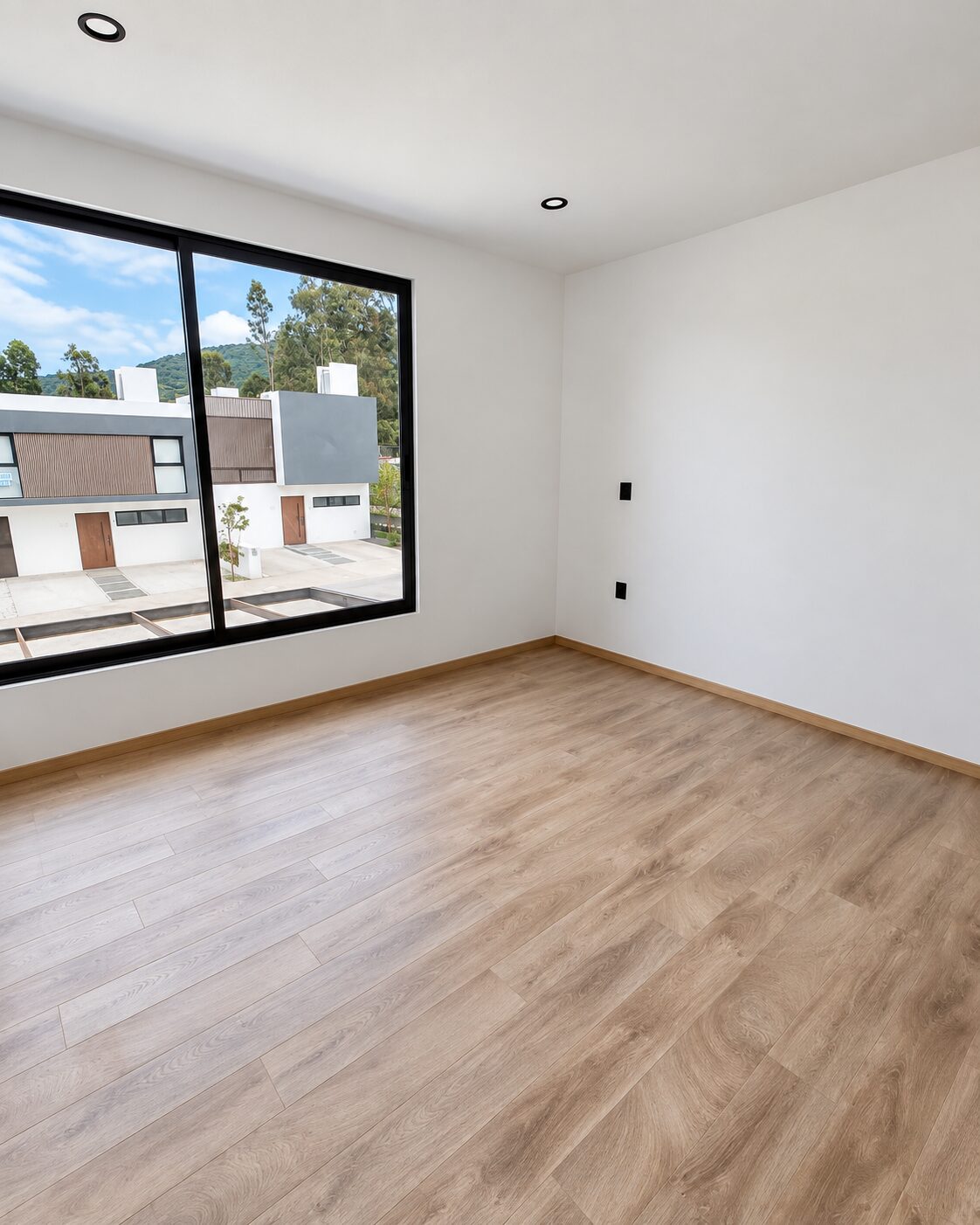 Recámara con ventanal y piso tipo madera · Casa Magna, Mircon constructores en Morelia