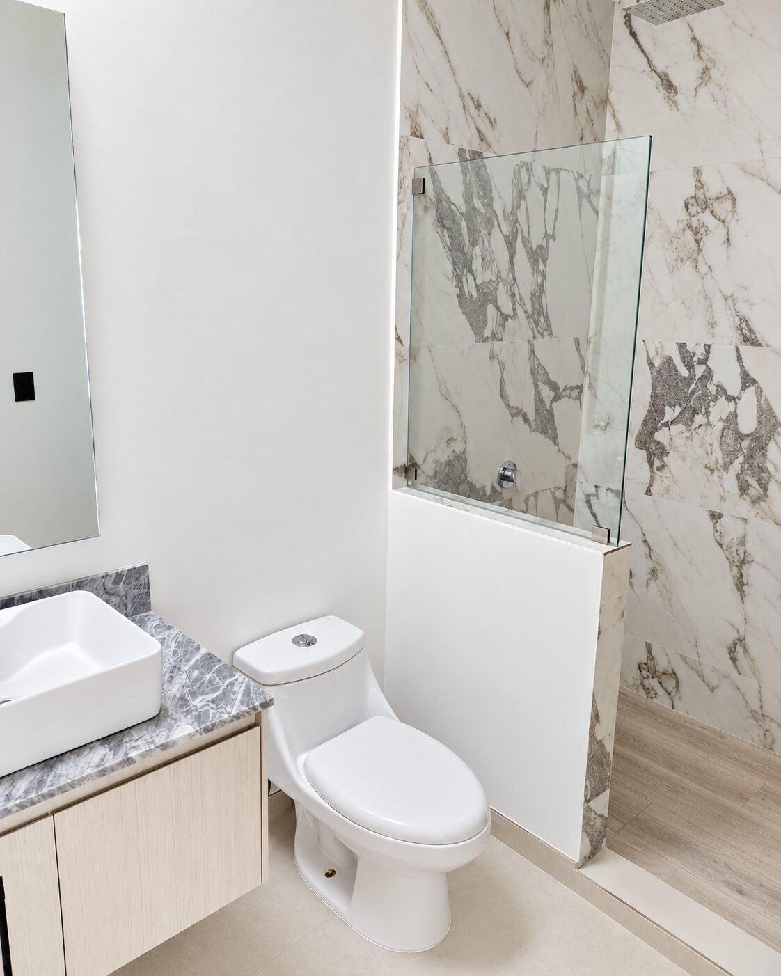 Baño completo con lavabo sobre cubierta de granito y cancel · Casa Magna en Morelia