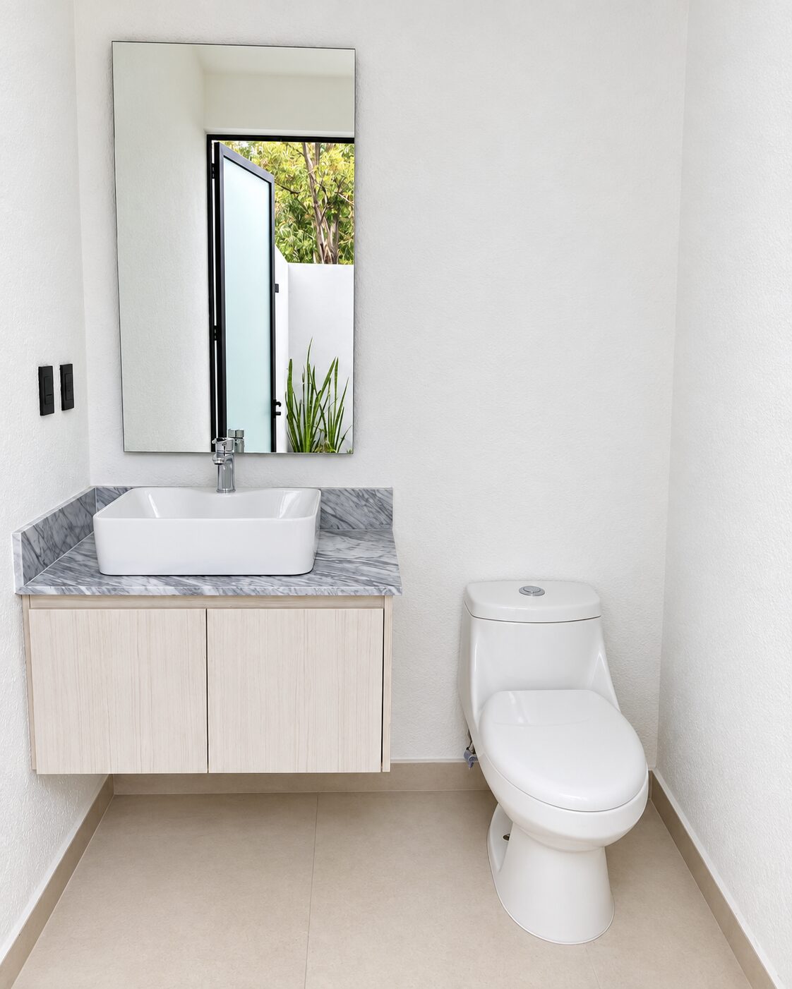 Medio baño con espejo y cubierta de granito · Casa Magna por Mircon constructores en Morelia