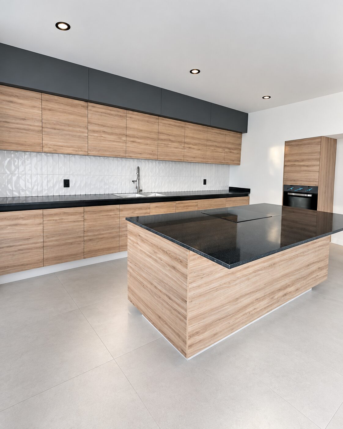 Cocina integral con isla de granito negro y gabinetes de madera · Casa Magna, Mircon constructores en Morelia