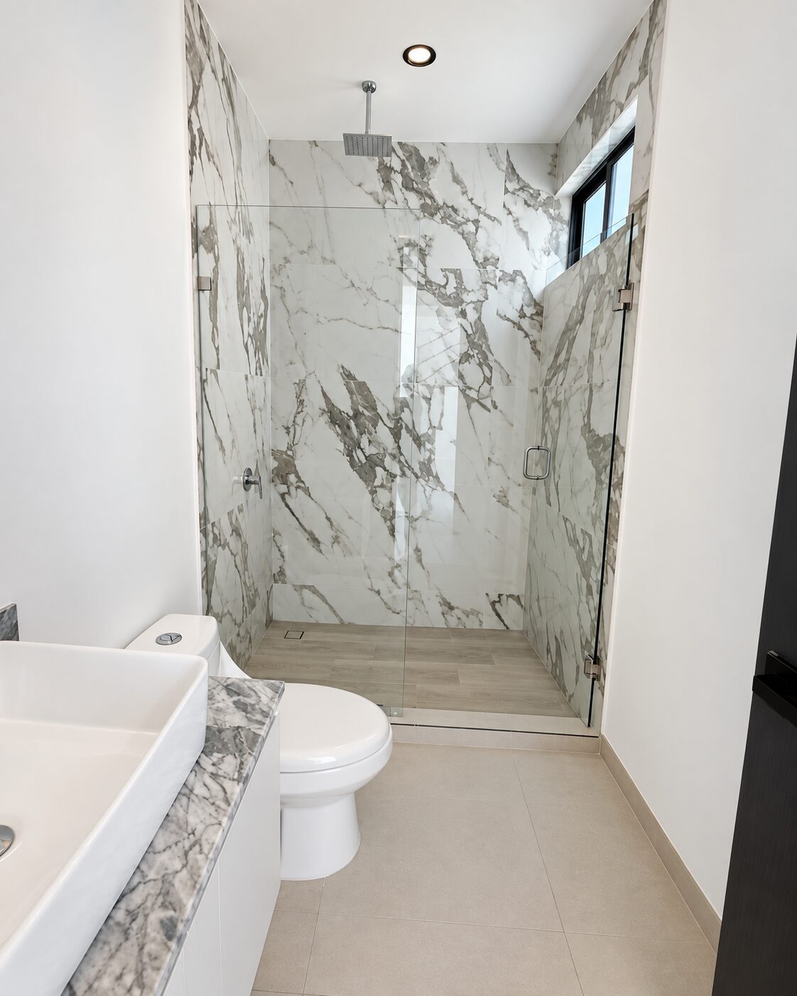 Baño con regadera de mármol y cancel de cristal · Casa Magna por Mircon constructores en Morelia